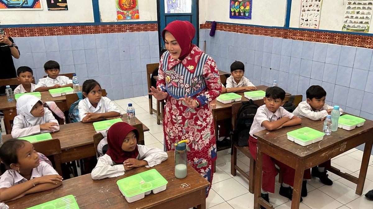 MBG DI KLATEN - Bupati Klaten Sri Mulyani pantau pelaksanaan uji coba makan bergizi gratis (MBG) di SD Negeri 1 Prambanan, Klaten, pada Selasa (18/2/2025).