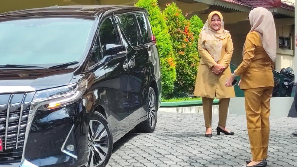 Bupati Klaten Sri Mulyani saat akan meninggalkan kompleks Kantor