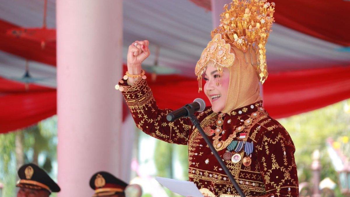 Bupati Klaten, Sri Mulyani saat menjadi inspektur upacara HUT ke-79