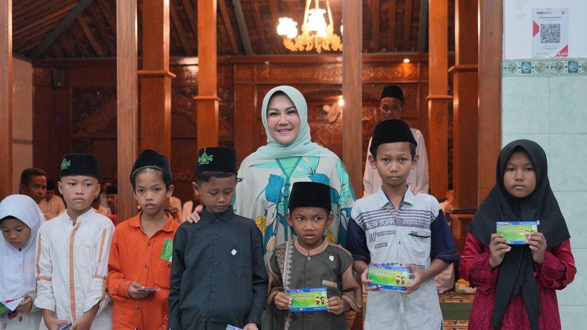 Bupati Klaten Sri menyerahkan santunan kepada anak yatim piatu saat bertandang ke Masjid Roudhotuz Zahidin Tegal Arum, Desa Kunden, Kecamatan Karanganom, Jumat (29/3/2024).