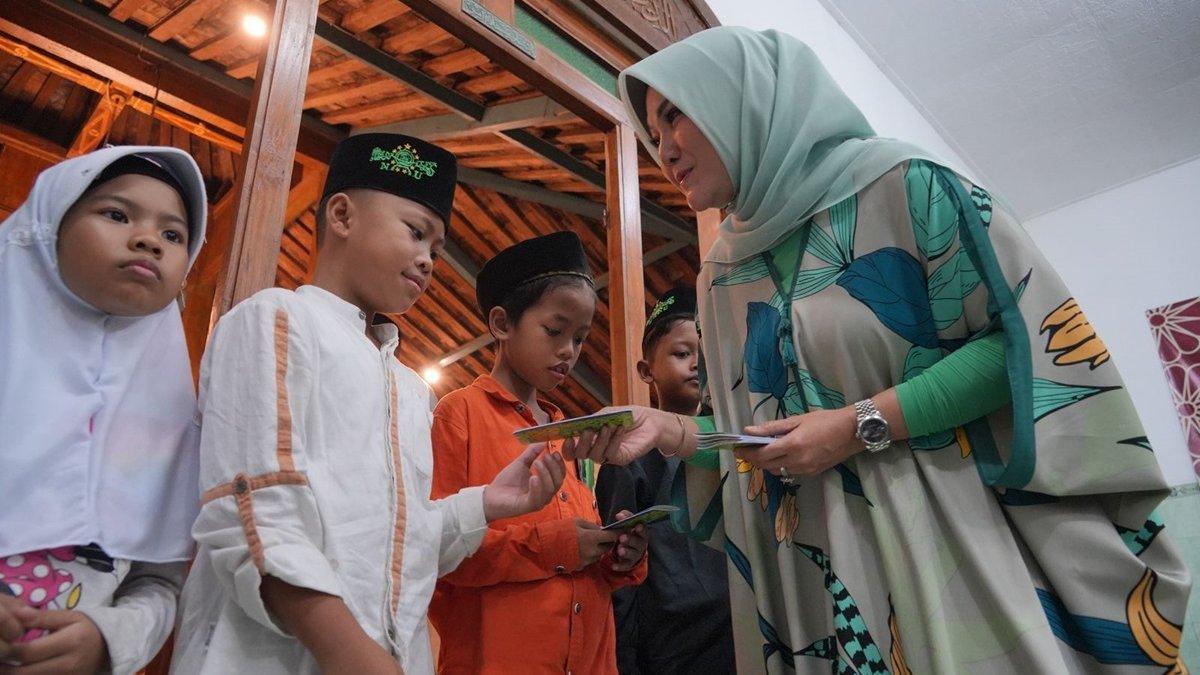 Bupati Klaten Sri menyerahkan santunan kepada anak yatim piatu saat bertandang ke Masjid Roudhotuz Zahidin Tegal Arum, Desa Kunden, Kecamatan Karanganom, Jumat (29/3/2024).