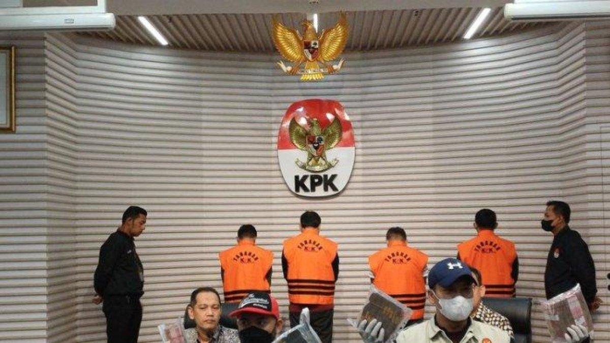 Bupati Labuhanbatu, Sumatera Utara (Sumut), Erik Adtrada Ritonga ditangkap KPK