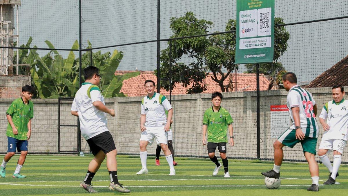 MINI SOCCER KLATEN - Bupati dan Wabup Klaten Hamenang-Benny turun langsung ke lapangan, ikut meramaikan fun game mini soccer bersama sejumlah pemain lokal, usai meresmikan Klaten International Mini Soccer, pada Minggu (11/5/2025).