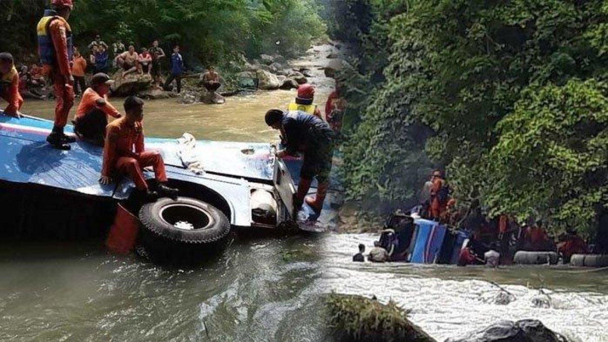 Bus Sriwijaya yang jatuh ke jurang saat melintas di di Liku Lematang sumatera selatan