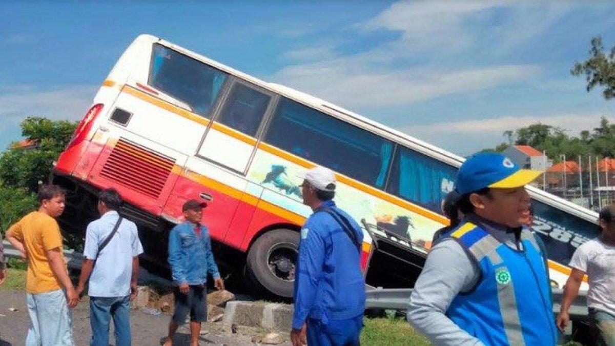 Kondisi bus angkutan menabrak pembatas beton jalan dan bodi belakang mobil yang sedang mengganti ban di Tol Surabaya-Mojokerto, KM 719 jalur A, Kamis (18/1/2024) pagi.