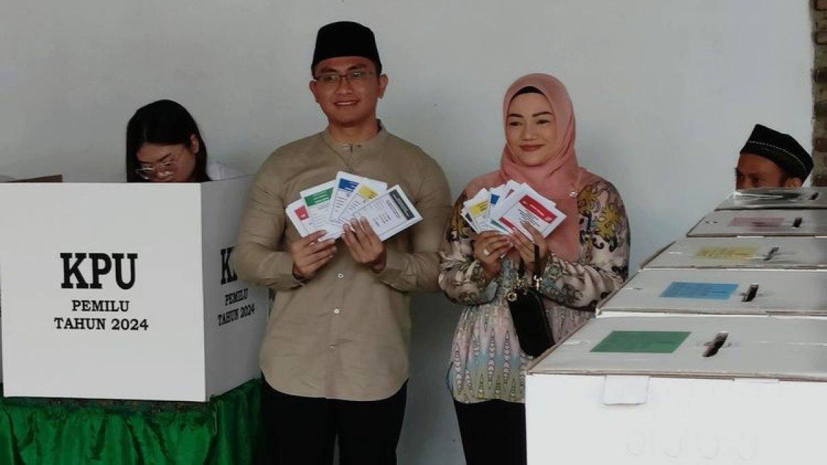 CALEG DPR RI Adde Rosi Khoirunnisa saat mencoblos di TPS. Adde merupakan istri dari anak petama Ratu Atut yang juga mantan Wakil Gubernur Banten Andika Hazrumy