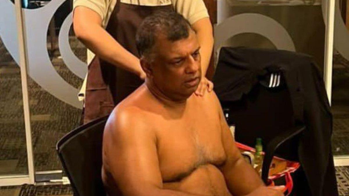 CEO Air Asia Tony Fernandes menuai kritik setelah dia memposting foto setengah telanjang dirinya sedang dipijat saat berpartisipasi dalam panggilan konferensi.
