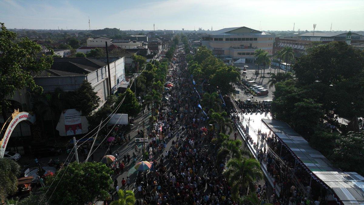 CFD KLATEN - Antusias dari ribuan masyarakat memadati kegiatan Car Free Day (CFD) di ruas Jalan Pemuda, Klaten Tengah, Minggu (8/6/2025).