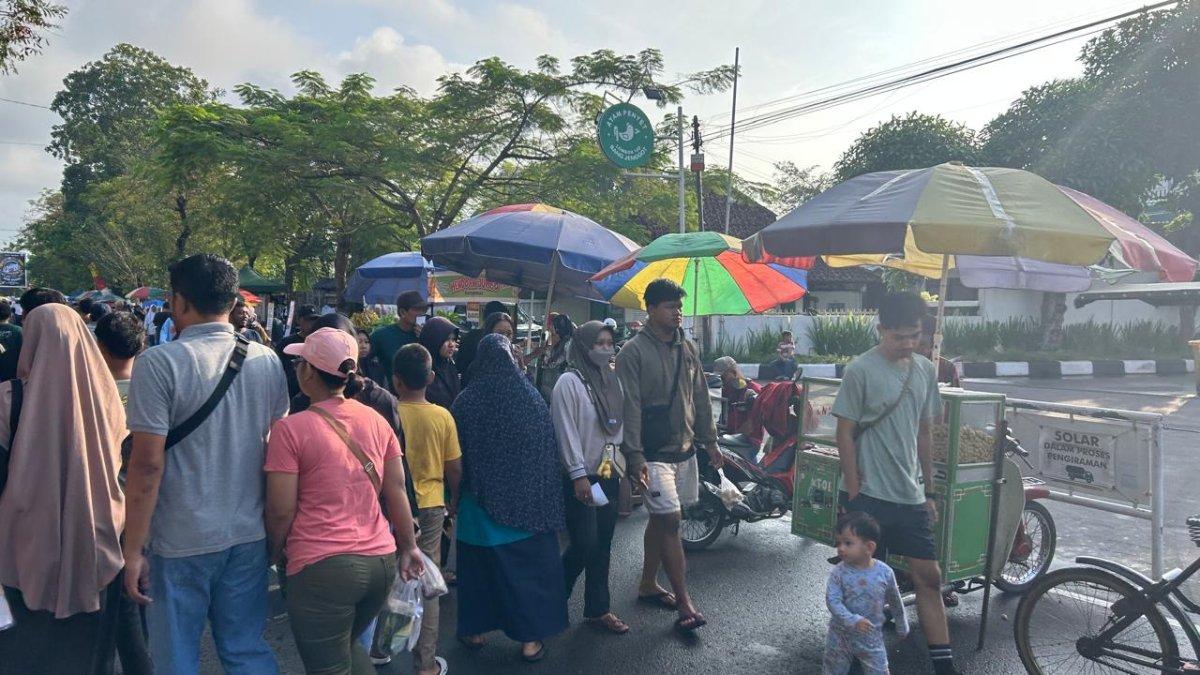 CFD KLATEN - Potret pelaksanaan Hari Bebas Kendaraan Bermotor atau Car Free Day (CFD) di Jalan Mayor Kusmanto, Desa Semangkak, Kecamatan Klaten Tengah, Klaten, Minggu (1/6/2025).