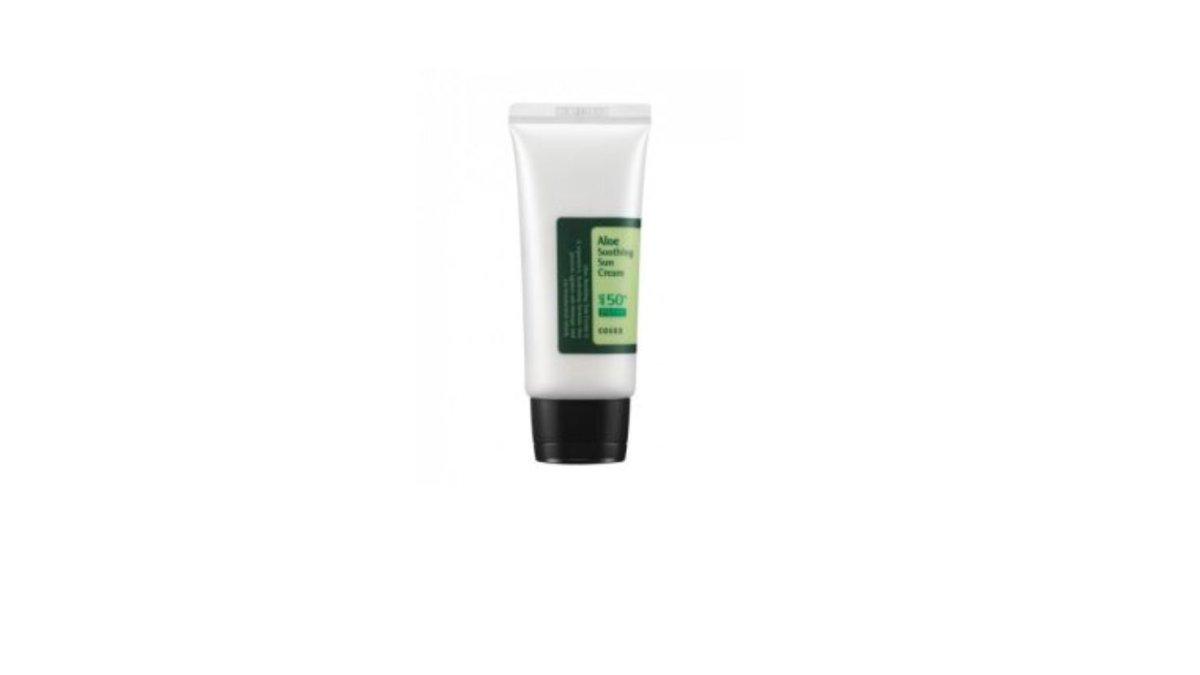 SUNSCREEN ANTI KUSAM - Foto produk COSRX Aloe Soothing Sun Cream SPF 50+ PA+++, diolah dari femaledaily.com, Selasa (3/6/2025). Berikut rekomendasi sunscreen anti kusam.