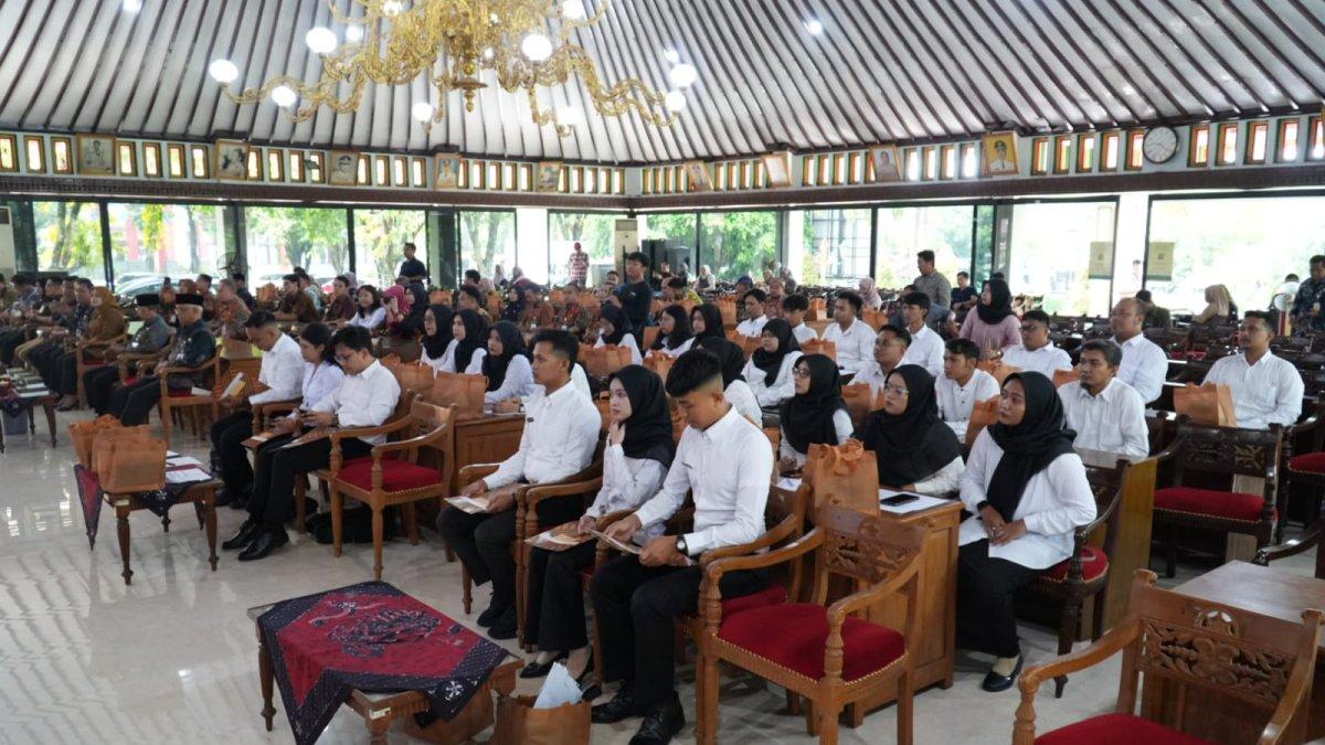 PENYERAHAN SK CPNS - Peserta yang berhasil lolos seleksi dan menerima SK sebagai CPNS Pemerintah Kabupaten Klaten formasi 2024.
