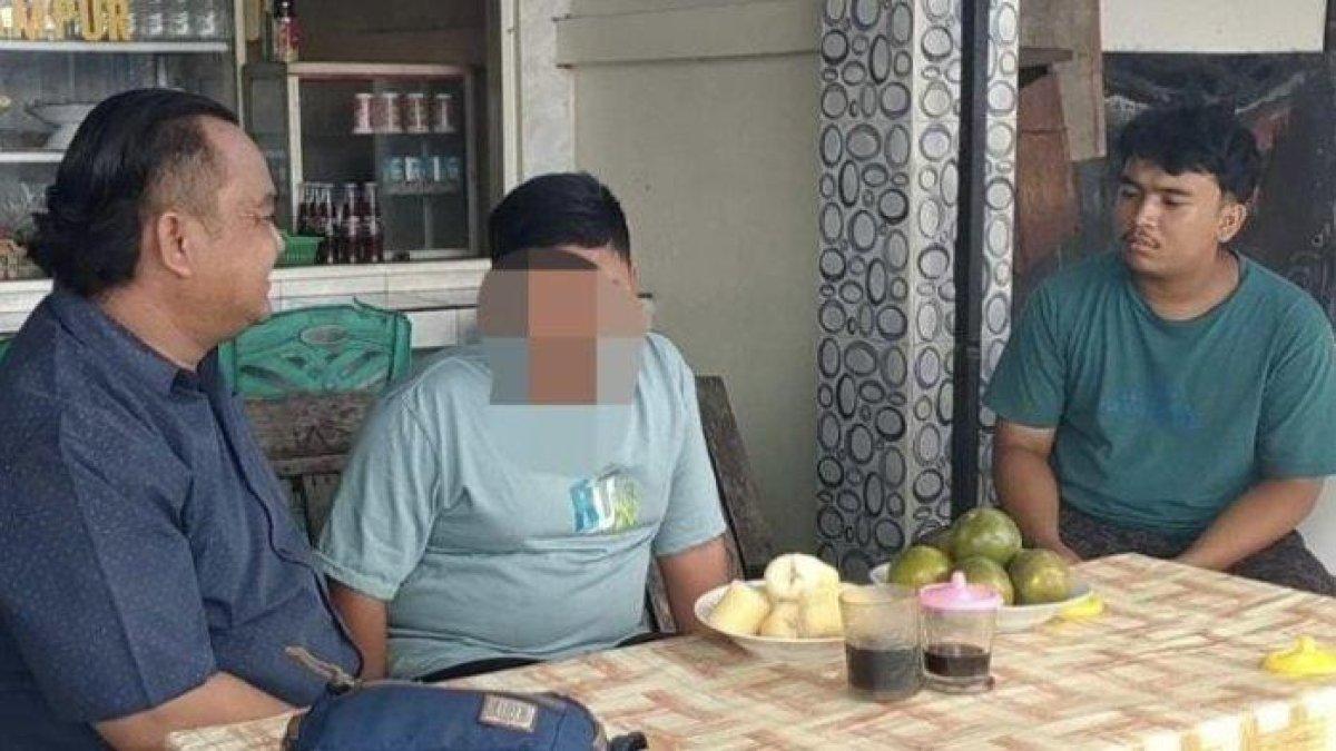 CUCU DIGUGAT KAKEK - ZI (12) bocah warga Desa Karangsong, Indramayu yang digugat oleh kakek kandungnya sendiri. Gugatan dilakukan setelah ayah ZI meninggal dunia. Gubernur Jawa Barat Dedi Mulyadi turun tangan memberi bantuan kepada keluarga ZI.