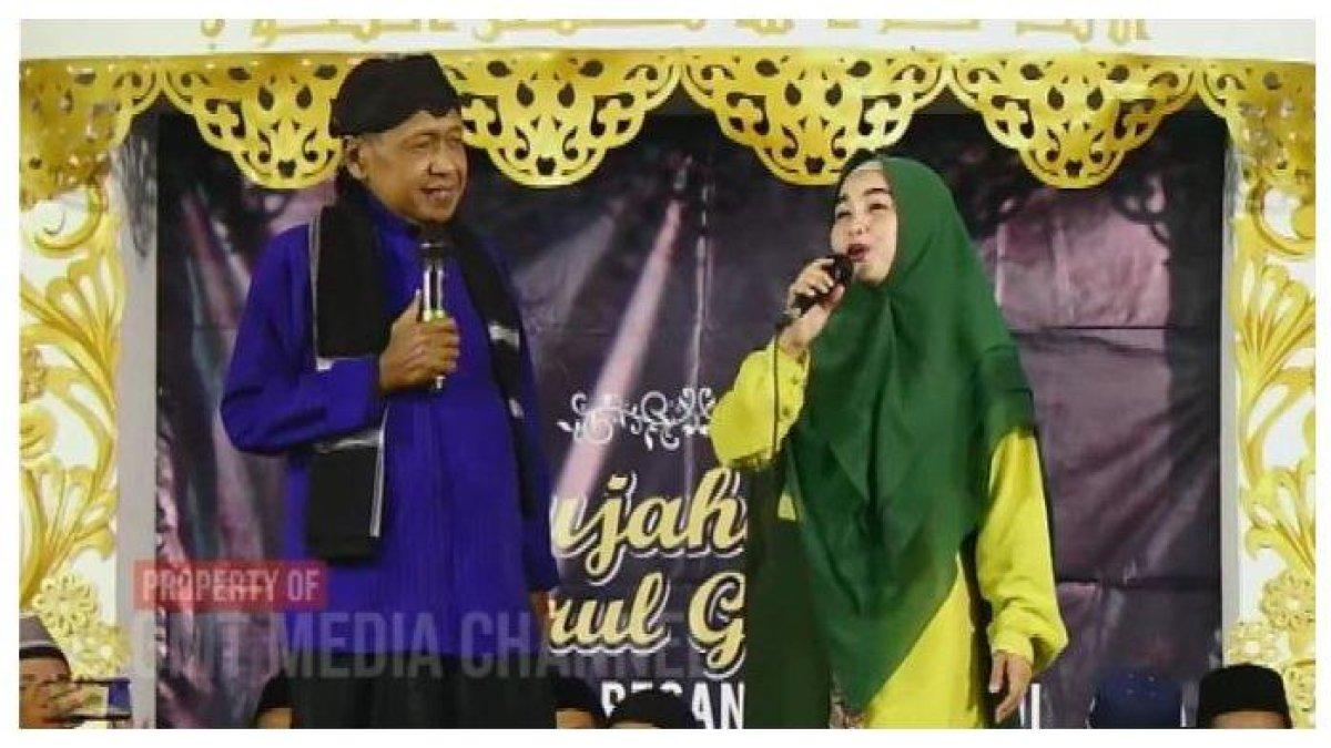 Cak Diqin dan sang istri, Nyimut Sri Lestari dalam pengajian Gus Miftah di Ponpes Ora Aji (11/1/2020).