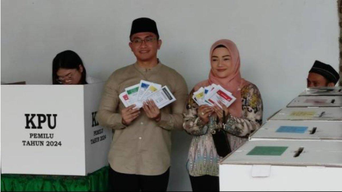 Caleg DPR RI Adde Rosi Khoirunnisa (kiri) bersama suami, Andika Hazrumy saat mencoblos di TPS. Adde merupakan menantu dari Ratu Atut Chosiya. Adde berhasil lolos ke DPR RI di Pemilu 2024.