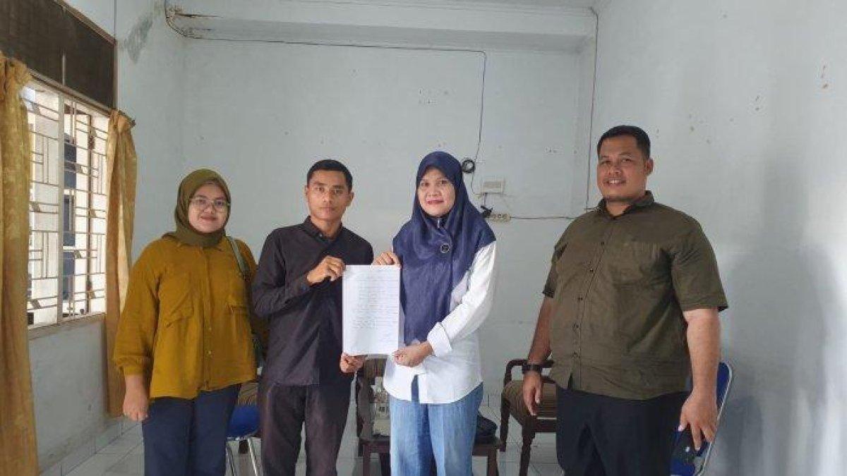 Caleg dari partai Umat dan pemilik warung Makharim Simamora sepakat damai
