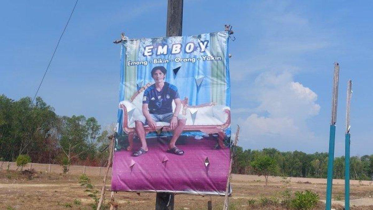 Memasuki Pemilihan Umum (Pemilu) legislatif, para calon legislatif atau caleg berusaha menarik simpati masyarakat untuk meraih suara pemilih. Caranya dengan membuat hal unik dan menarik, seperti tampilan spanduk/poster dengan gaya yang tak formal ditambah kata-kata kocak anti mainstream, berada di Kecamatan Mentok, Bangka Barat, foto diambil, Senin (16/10/2023).