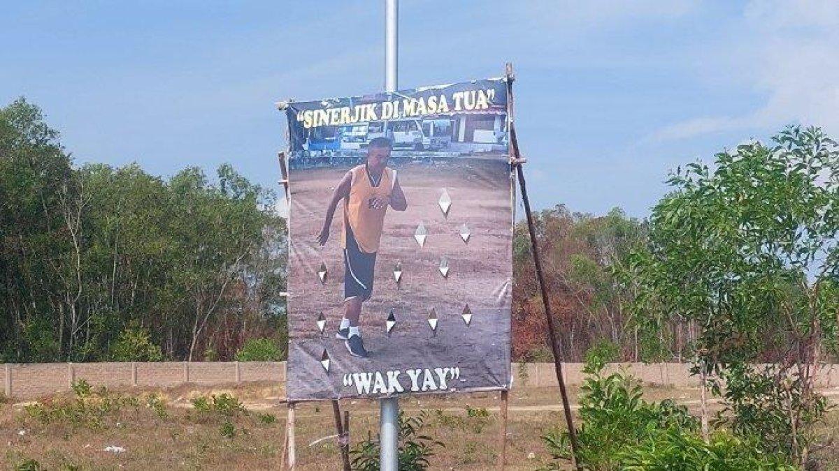 Memasuki Pemilihan Umum (Pemilu) legislatif, para calon legislatif atau caleg berusaha menarik simpati masyarakat untuk meraih suara pemilih. Caranya dengan membuat hal unik dan menarik, seperti tampilan spanduk/poster dengan gaya yang tak formal ditambah kata-kata kocak anti mainstream, berada di Kecamatan Mentok, Bangka Barat, foto diambil, Senin (16/10/2023).