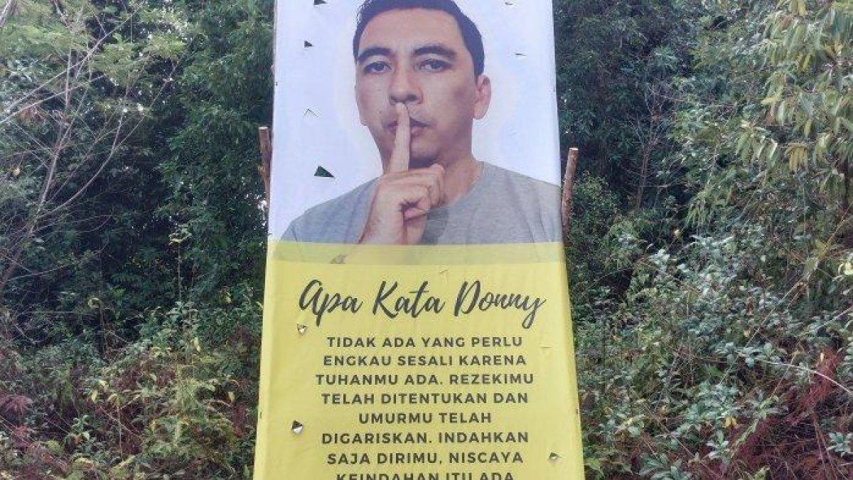 Memasuki Pemilihan Umum (Pemilu) legislatif, para calon legislatif atau caleg berusaha menarik simpati masyarakat untuk meraih suara pemilih. Caranya dengan membuat hal unik dan menarik, seperti tampilan spanduk/poster dengan gaya yang tak formal ditambah kata-kata kocak anti mainstream, berada di Kecamatan Mentok, Bangka Barat, foto diambil, Senin (16/10/2023).