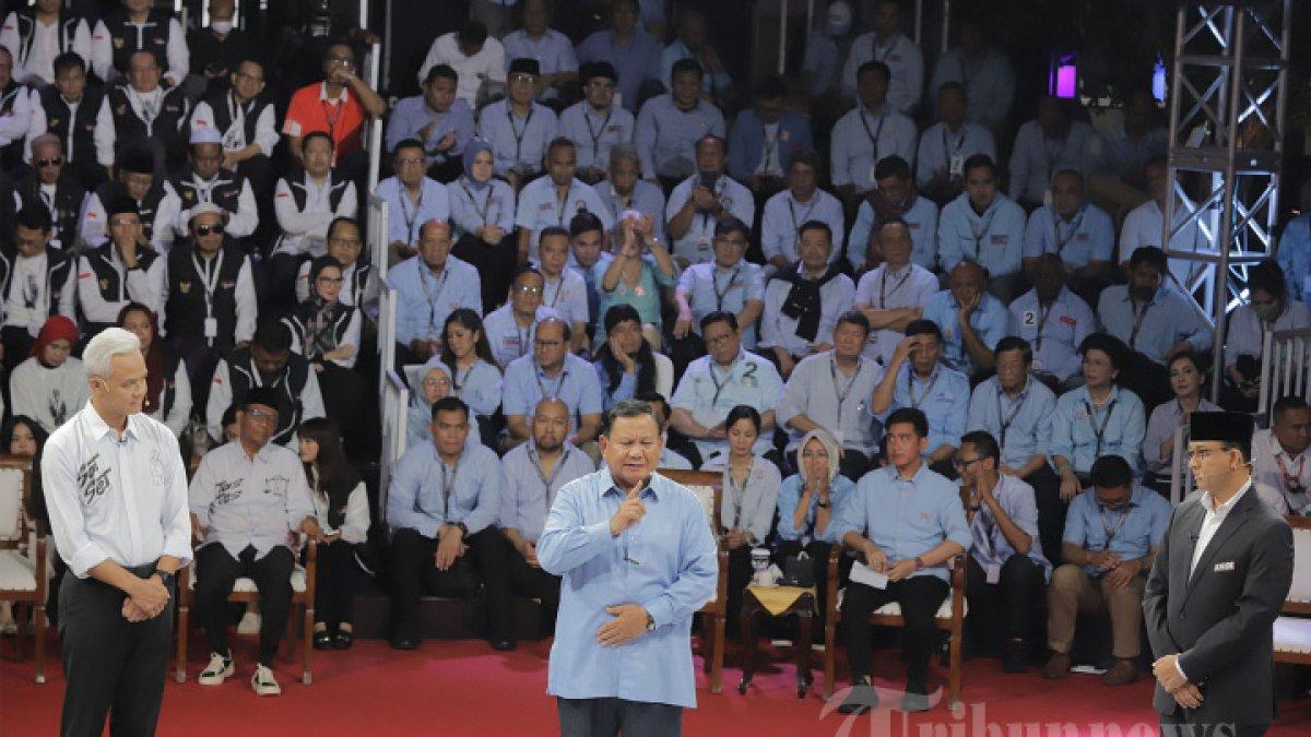 Calon Presiden nomor urut 01 Anies Baswedan, 02 Prabowo Subianto dan 03 Ganjar Pranowo mengikuti Debat Pertama Calon Presiden 2024 di Halaman Gedung KPU, Jakarta Pusat, Selasa (12/12/2023).