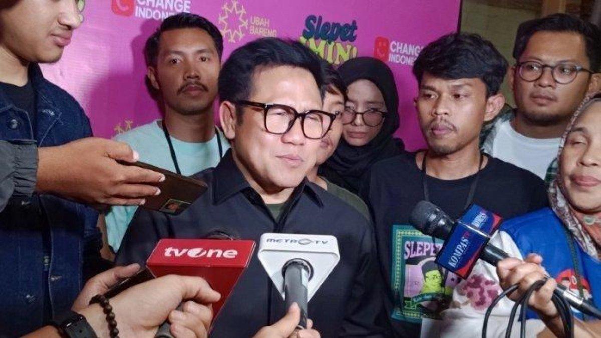 Calon Wakil Presiden nomor urut 1, Muhaimin Iskandar atau Cak Imin saat diwawancarai awak media dalam kunjungannya ke Kabupaten Garut, Jawa Barat, Rabu (3/1/2024) malam. - KPU menegaskan tidak akan mengubah format debat capres-cawapres, meskipun mendapatkan kritikan dari Presiden Jokowi, sebut sudah disepakati bersama.