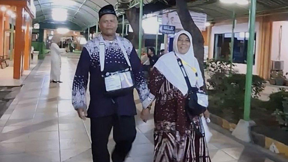 Calon jemaah haji kumpulkan uang dari mencari rumput, di Asrama Haji Embarkasi Surabaya