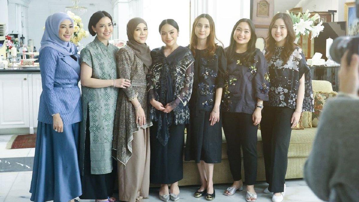 Calon pengantin wanita bersama saudara perempuan