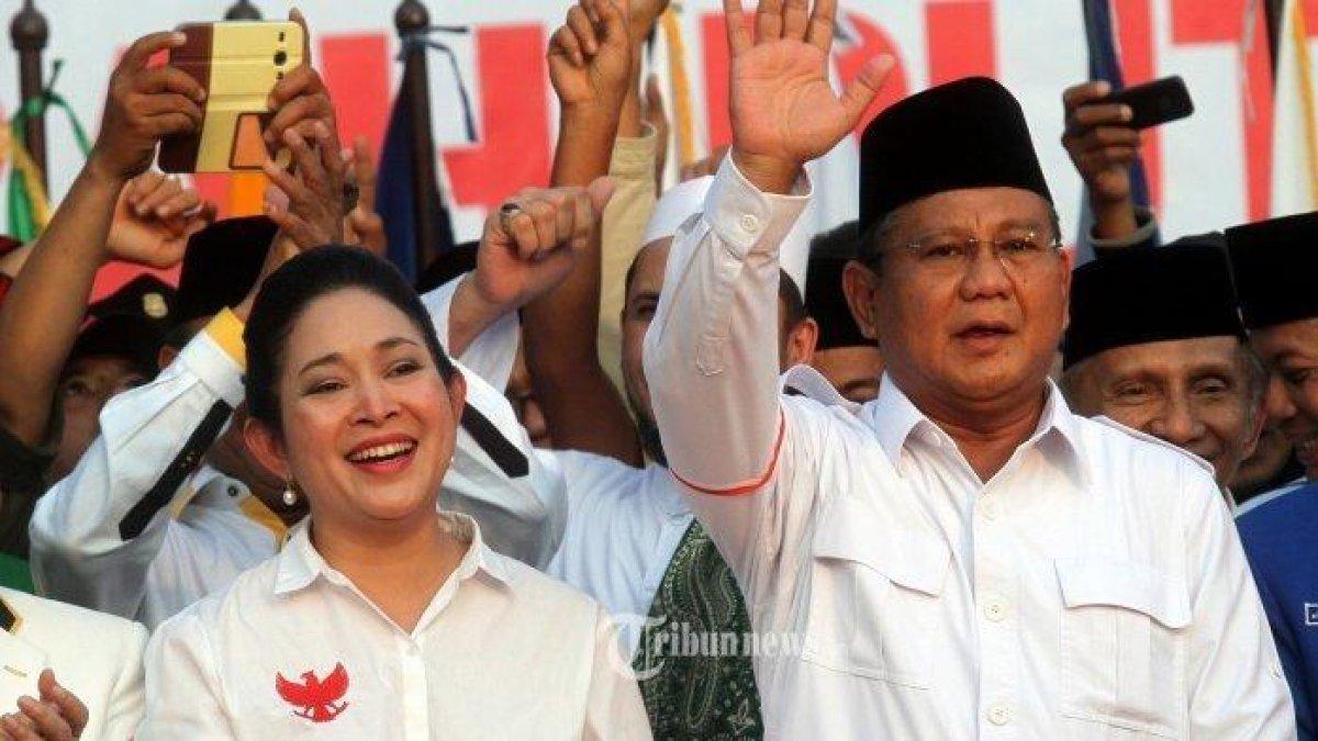 Calon presiden Prabowo Subianto (kanan) bersama mantan istrinya Titik Soeharto (kiri) saat Pemilihan Presiden 2014.