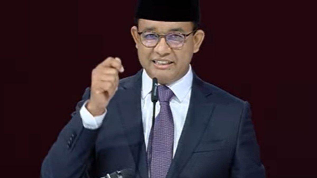 Calon presiden nomor 1 Anies Baswedan dalam debat kelima Pilpres 2024 yang digelar di Jakarta Convention Center, Jakarta pusat, Minggu (4/2/2024).