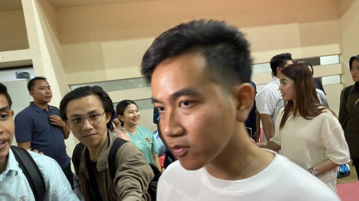 Calon wakil presiden nomor urut 2 Gibran Rakabuming Raka badminton di GBK Arena, Jakarta Pusat, Senin (4/12/2023) petang.