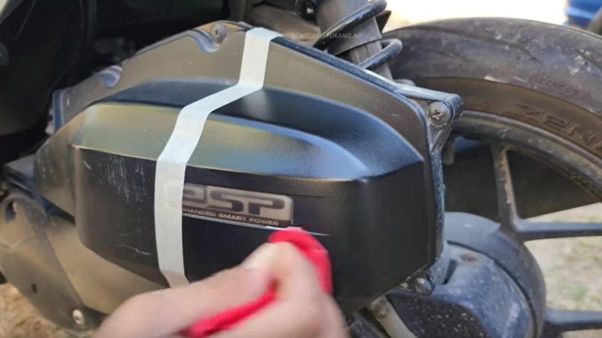 Cara membuat body motor awet kinclong seperti beli baru, baret lecet hilang sekejap pakai dua cairan ini.