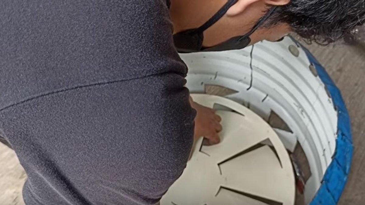 Buat ventilasi bagian bawah dengan membuat lubang 9x9 cm sebanyak 18 lubang.