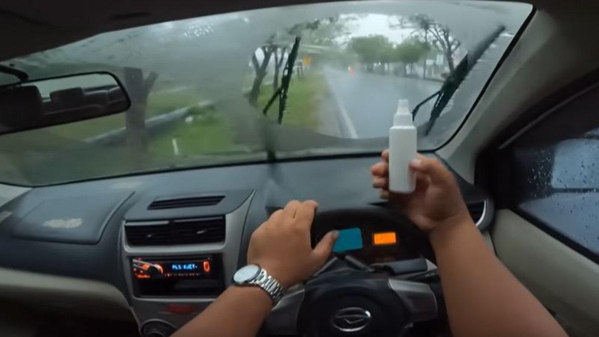 Kalian tidak perlu repot mengelap berkali-kali saat kaca depan mobil berembun, karena langsung bisa hilang sendiri dengan cara seperti ini.