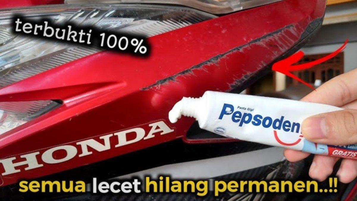 Beginilah cara menghilangkan lecet pada body motor, cukup dioles pasta gigi, baret langsung hilang permanen.
