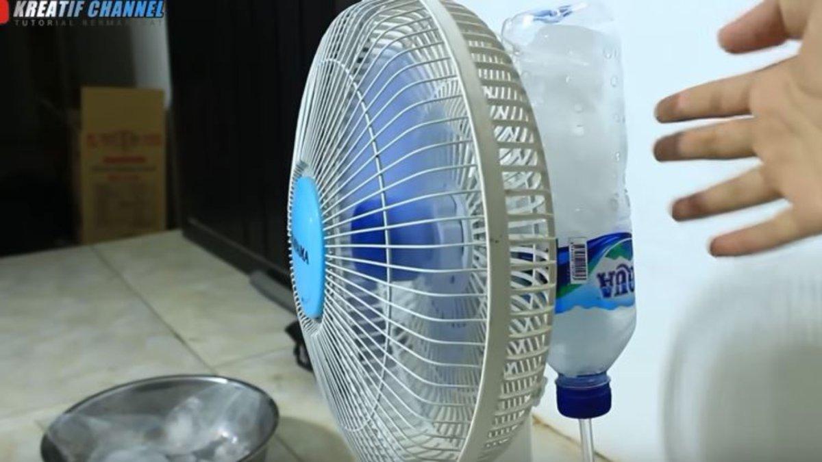 Botol yang memiliki banyak lubang bisa dikaitkan di belakang kipas dengan menggunakan kabel tis.