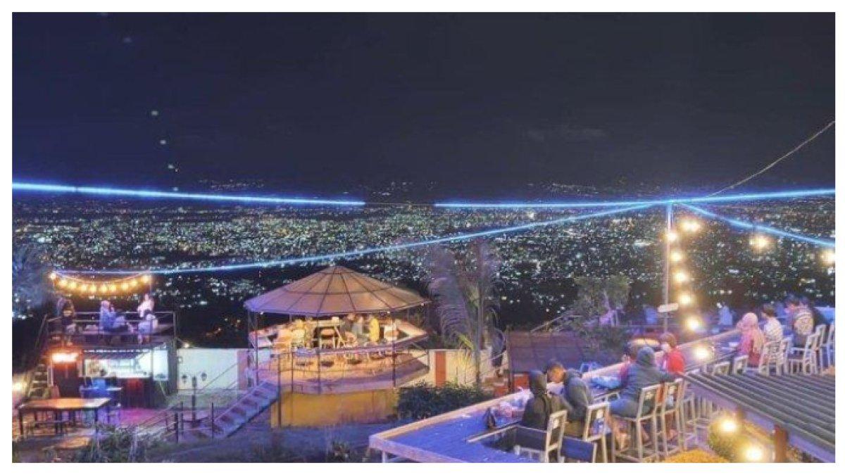 CARINGAN TILU BANDUNG - Dapur Caringin Tilu menyajikan sensasi makan dengan pemandangan indah Kota Bandung, ditemani udara sejuk pegunungan dan kerlip lampu kota di malam hari.