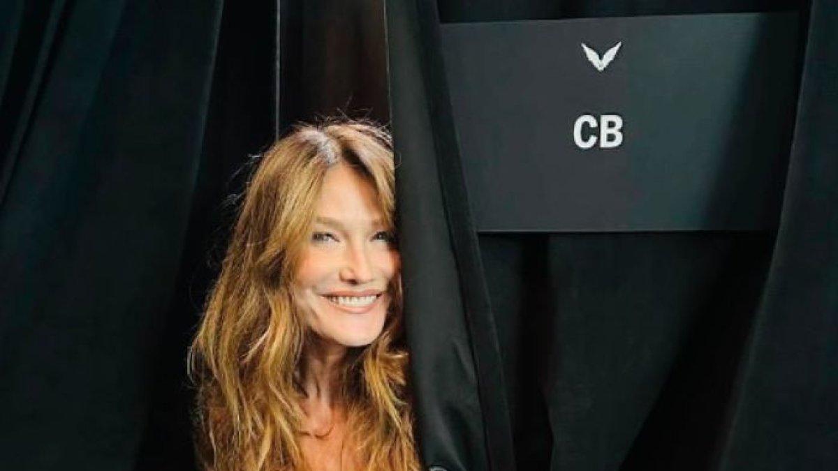 Carla Bruni Eks Ibu Negara Prancis Jadi Model di Victoria's Secret
