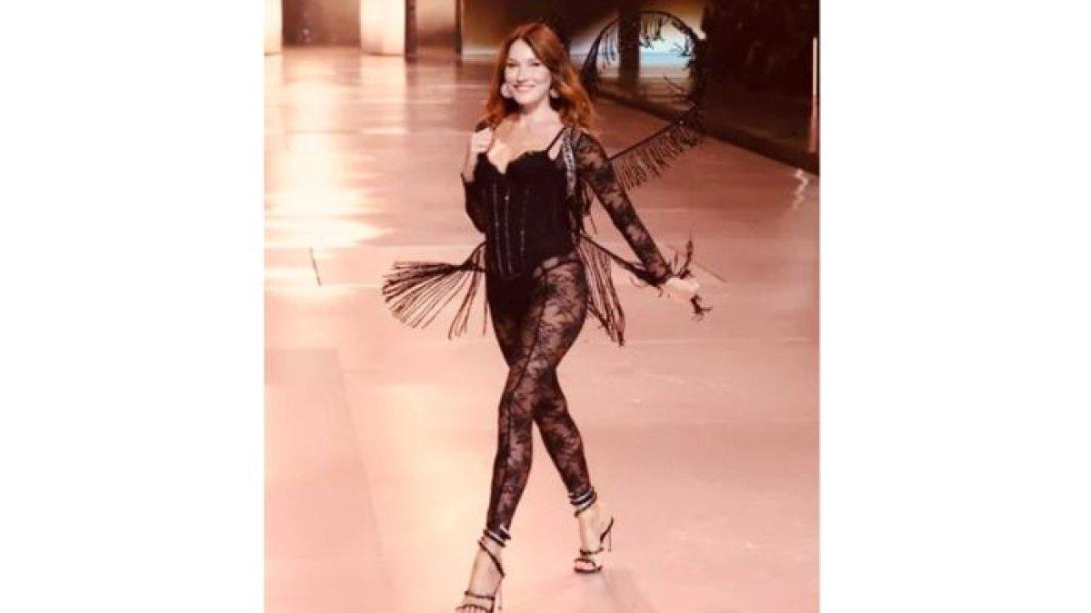 Carla Bruni Eks Ibu Negara Prancis Jadi Model di Victoria's Secret