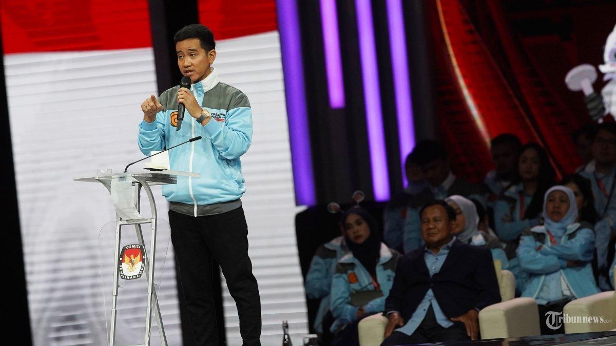 Cawapres nomor urut dua Gibran Rakabuming Raka saat mengikuti debat ketiga Pilpres 2024 di JCC Senayan, Jakarta, Minggu (21/1/2024). Debat keempat ini bertemakan energi, sumber daya alam, sumber daya manusia, ajak karbon, lingkungan hidup dan agraria serta masyarakat adat. Dalam debat tersebut, Gibran Rakabuming Raka, mengatakan bahwa food estate adalah program jangka panjang.