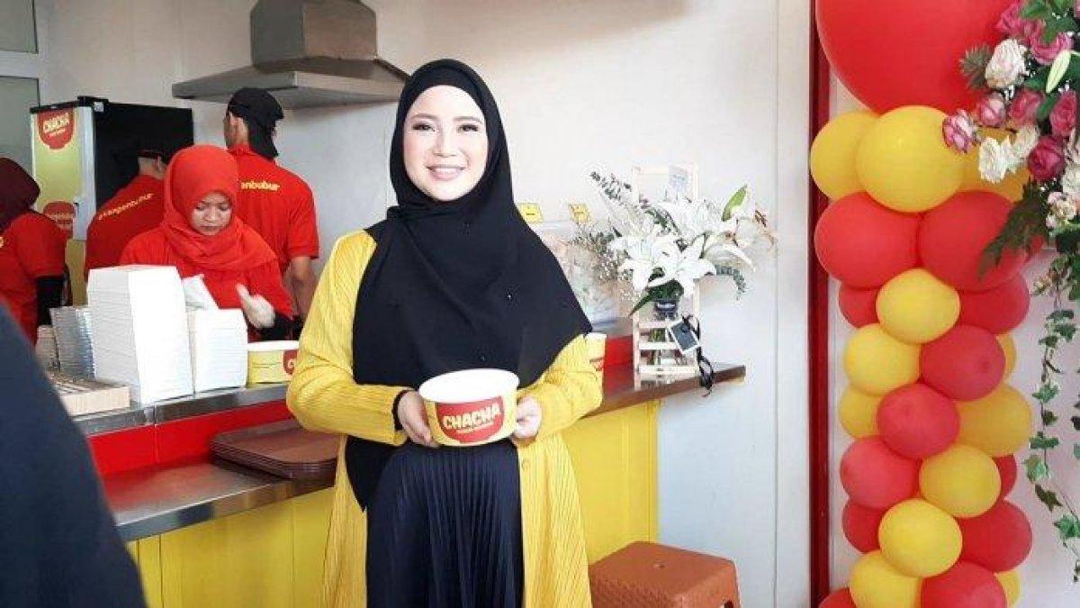 Chacha Frederica jualan bubur goreng.