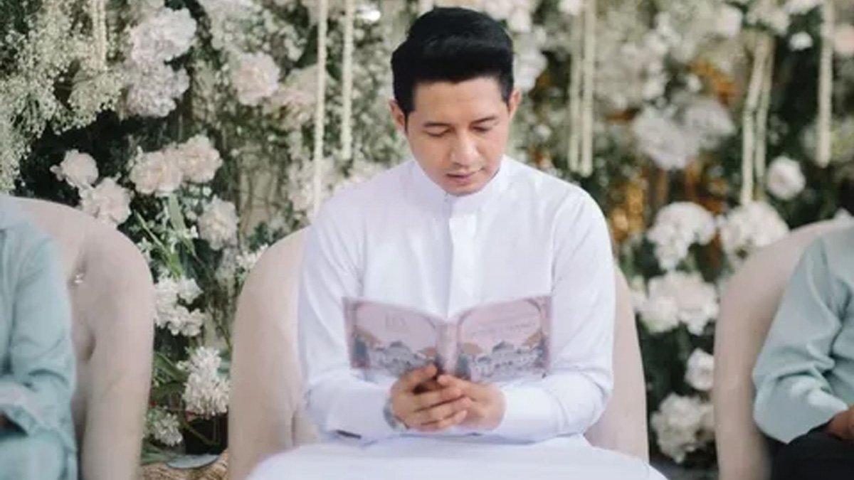 Chand Kelvin kusyuk berdoa.