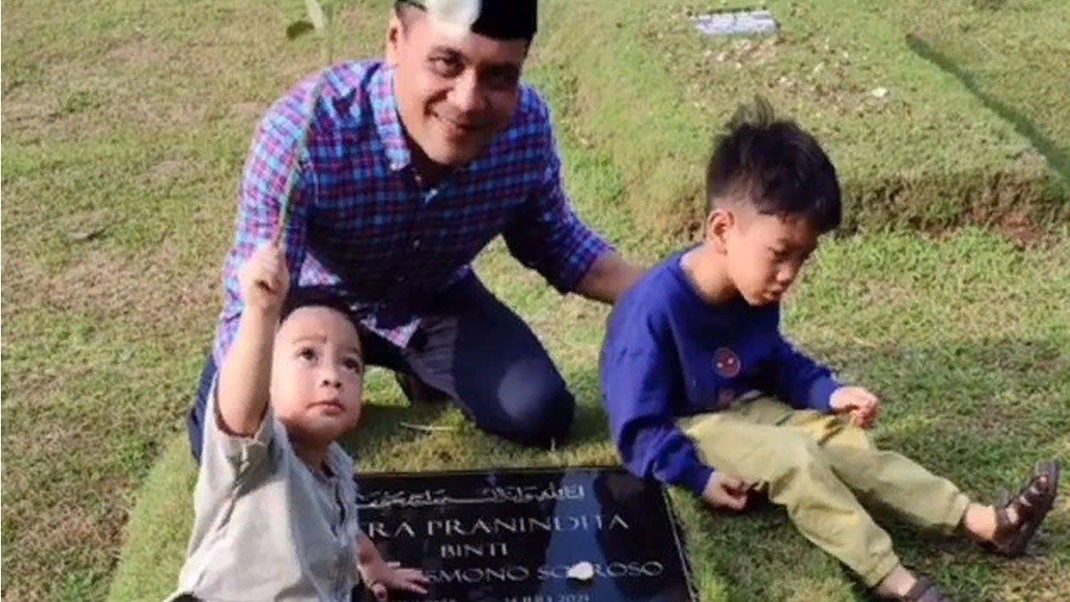 Chico Hakim ajak dua anaknya untuk ziarah ke makam sang istri.