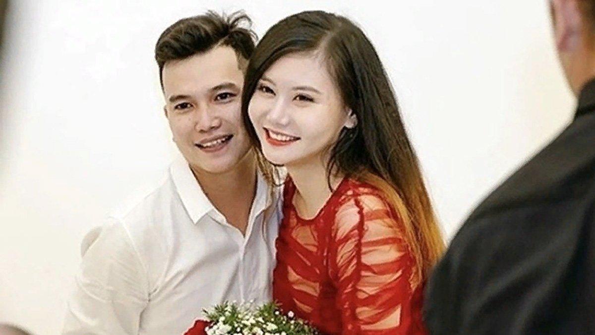 Chuong, seorang kurir yang mengantarkan pesanan online milik Phuong Hien.