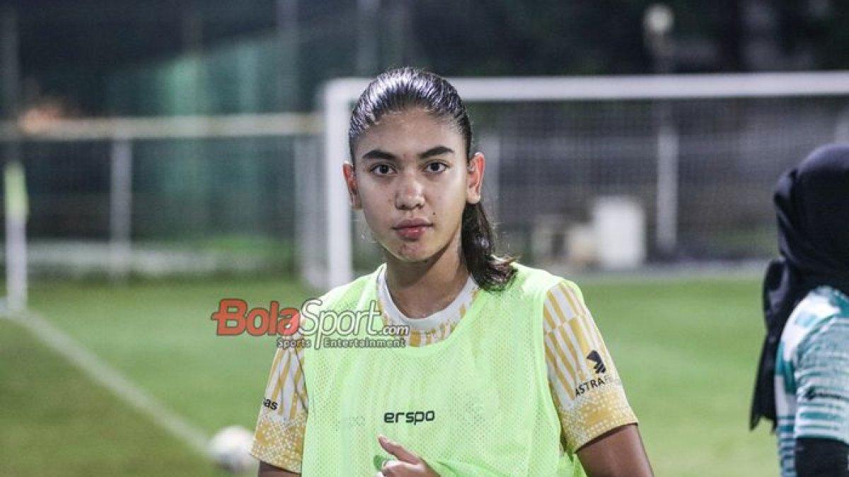 Claudia Scheunemann sedang berlatih bersama timnas wanita U-17 Indonesia di Lapangan B, Senayan, Jakarta, Jumat (5/4/2024) malam. 