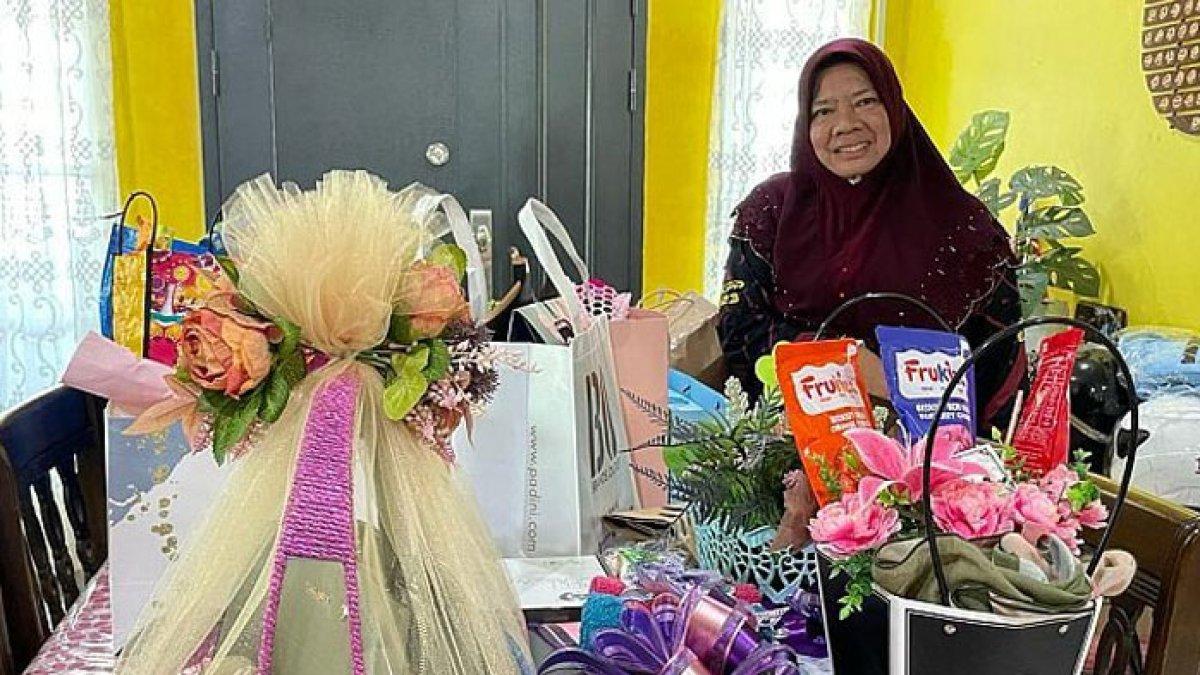 Cleaning service di sekolah diperlakukan bak ratu di hari terakhir kerja