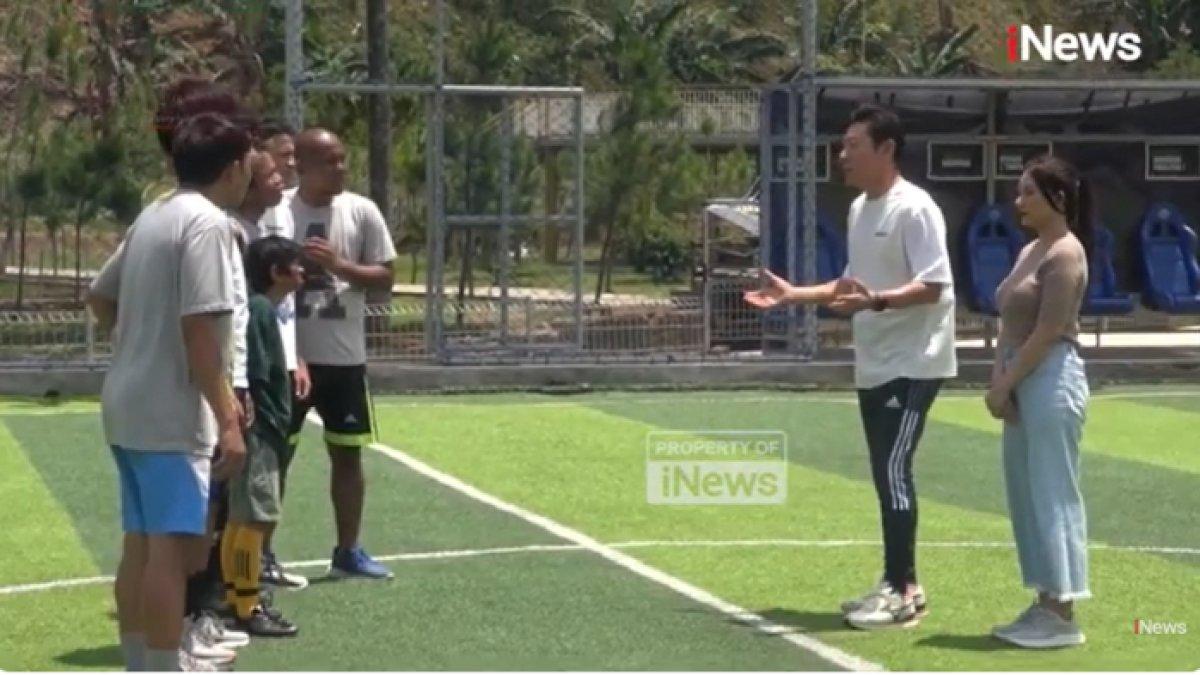 Coach Shin Tae-yong memerankan karakter dirinya sendiri.