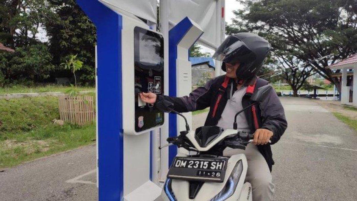 DANAU PERINTIS – Mesin tiket otomatis di pintu masuk Danau Perintis, Bone Bolango, yang masih dalam tahap pembangunan, Sabtu (8/3/2025). Fasilitas ini dilengkapi dengan sensor kartu elektronik dan tombol bantuan, serta diharapkan mempermudah pengelolaan wisata.