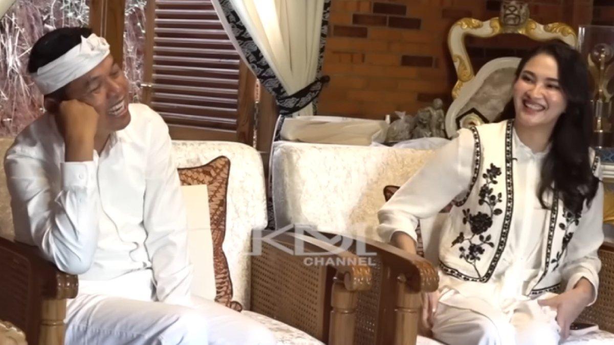 DEDI DAN SHERLY - Gubernur Jawa Barat Dedi Mulyadi dan Gubernur Maluku Utara Sherly Tjoanda bertemu di kediaman Dedi di Lembur Pakuan, Subang. Pertemuan tersebut ditayangkan di Youtube @KANGDEDIMULYADICHANNEL Minggu (8/6/2025) malam.