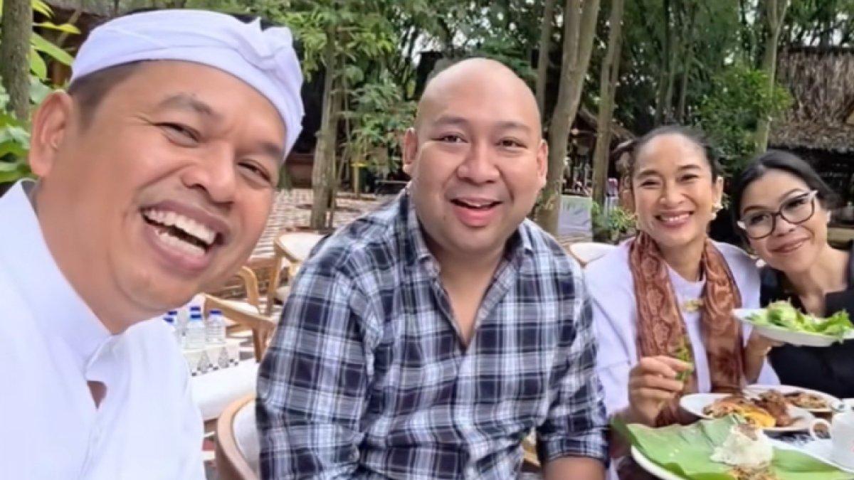 DEDI MULYADI DIDIT - Gubernur Jawa Barat Dedi Mulyadi kedatangan tamu spesial di kediamannya di Lembur Pakuan, Subang, Kamis (19/6/2025), yakni Didit Prabowo, putra Presiden Prabowo Subianto. Didit Prabowo dan Happy Salma lahap makan sambal buatan Dedi Mulyadi.