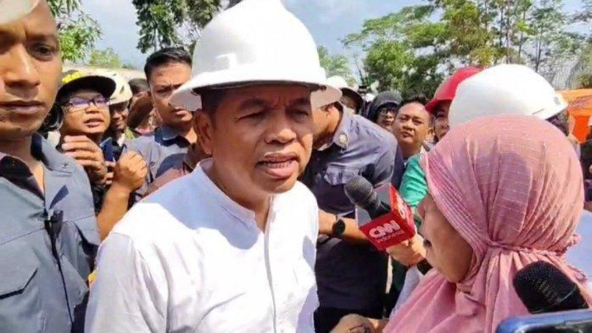 DEDI MULYADI - Gubernur Jawa Barat, Dedi Mulyadi saat meninjau lokasi bencana longsor di kawasan Gunung Kuda, Desa Cipanas, Kecamatan Dukupuntang, Kabupaten Cirebon, Sabtu (31/5/2025).