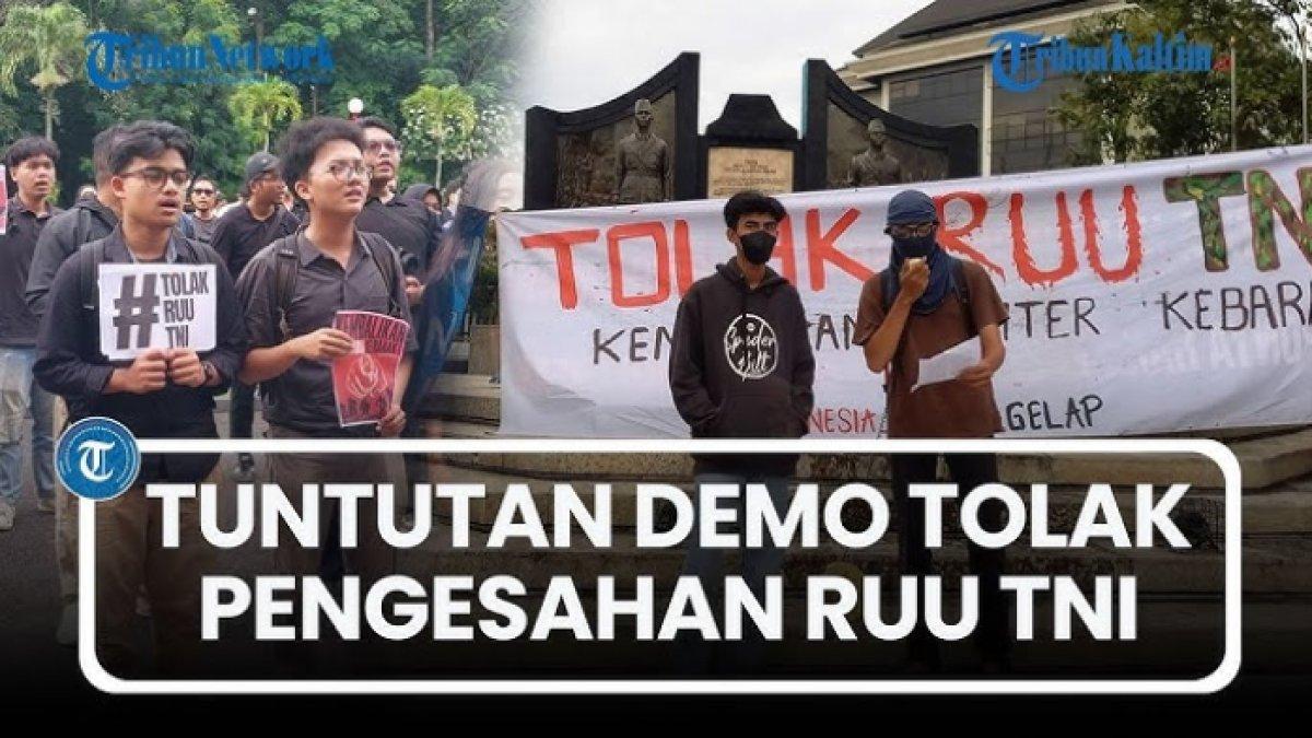 DEMO RUU TNI,- Daftar tuntutan demo mahasiswa yang menolak revisi Rancangan Undang-undang TNI yang berlokasi di depan gedung DPR RI, Jakarta.
